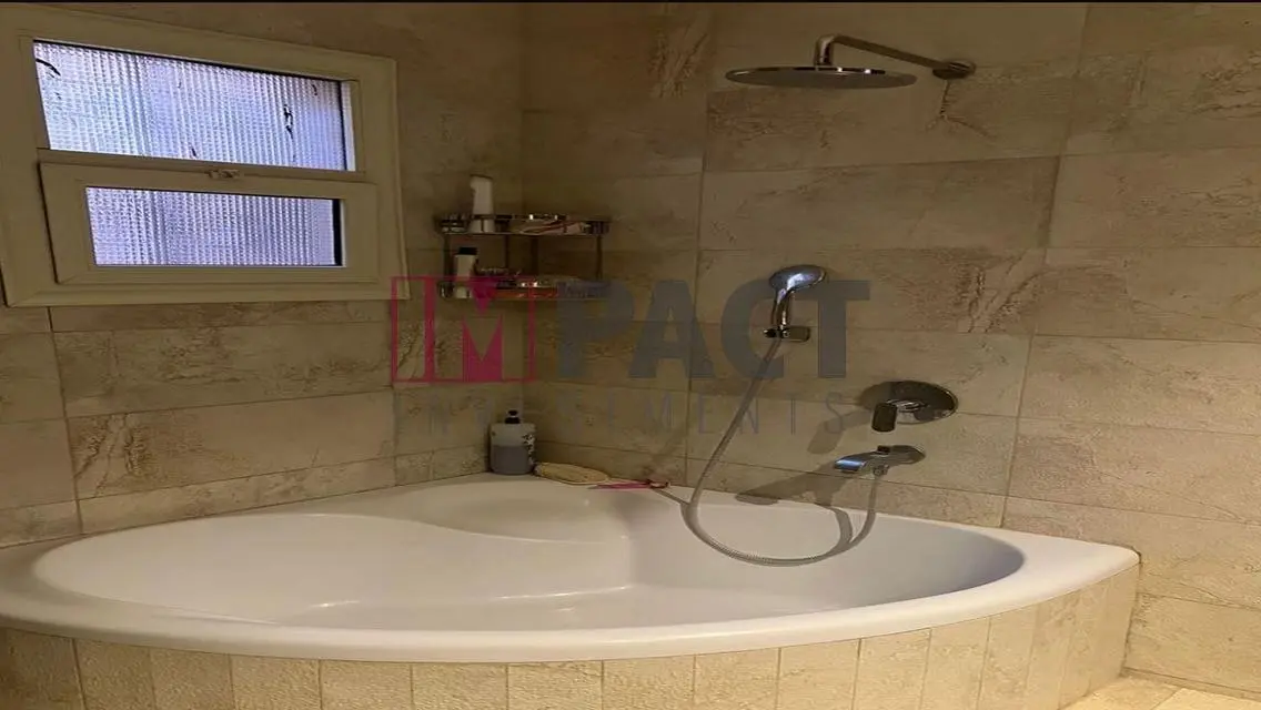 فيلا فاخرة مع حديقة خاصة ومسبح