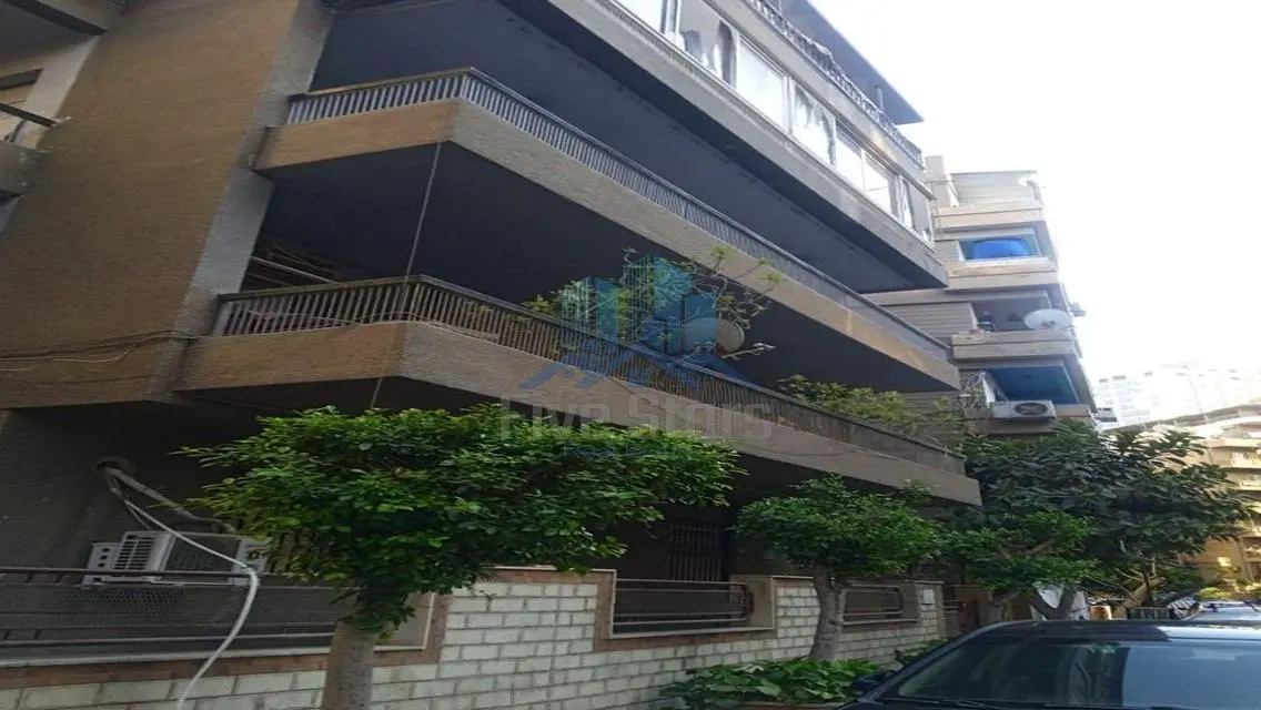 شقة فاخرة للبيع مع حديقة خاصة