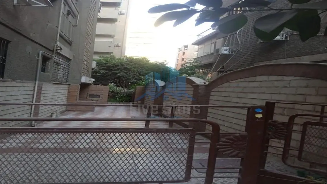 شقة فاخرة للبيع مع حديقة خاصة
