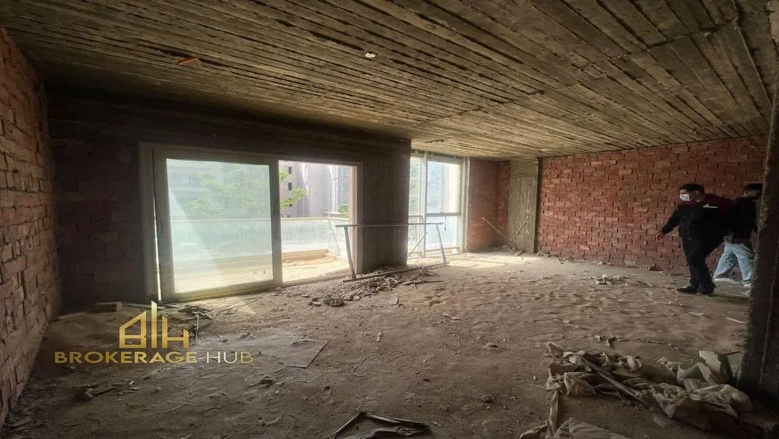 Luxurious Apartment with Spacious Design Overlooking Lakes