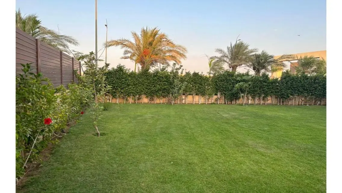 فيلا فاخرة مع حديقة خاصة ومسبح مشترك