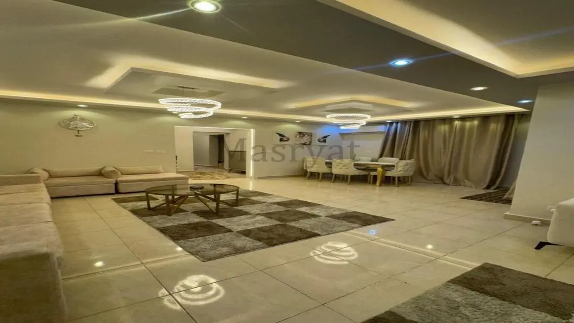 Open-Air Mall with 215 sqm & Private Garden