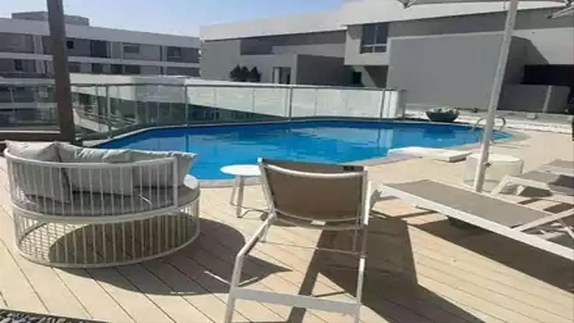 شقة مميزة بـ 4 غرف نوم للبيع - بإطلالة على البحيرة