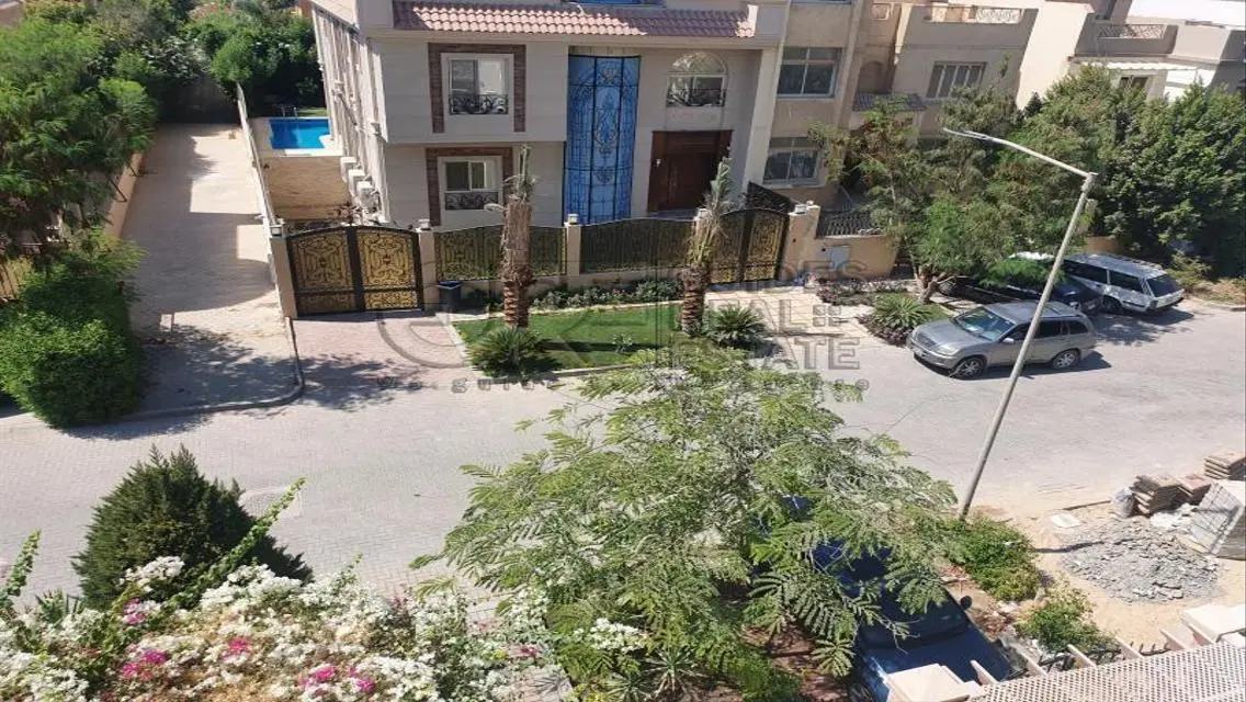 شقة فاخرة للبيع بمساحة مريحة في موقع مميز