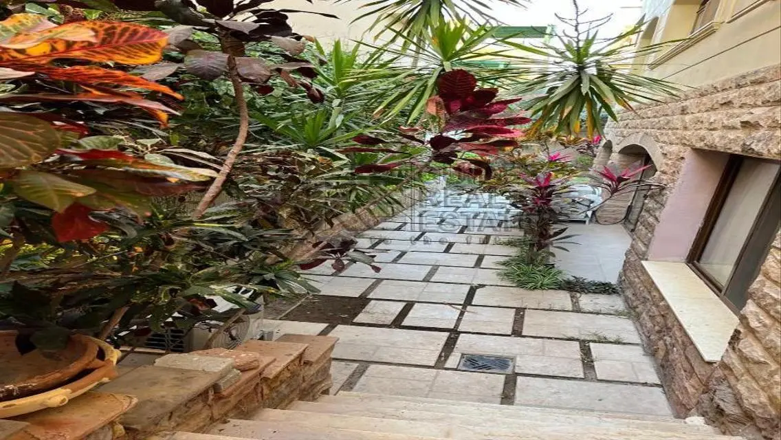 شقة فاخرة مع حديقة خاصة ومسبح مشترك