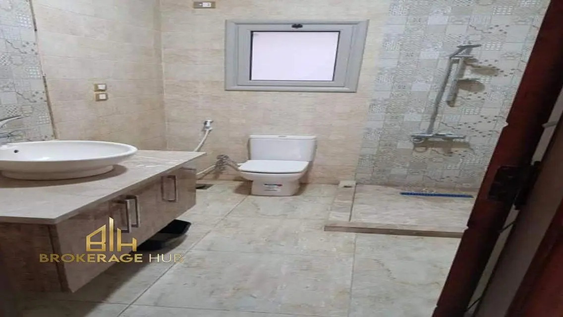 فيلا فاخرة للبيع بمساحة مريحة