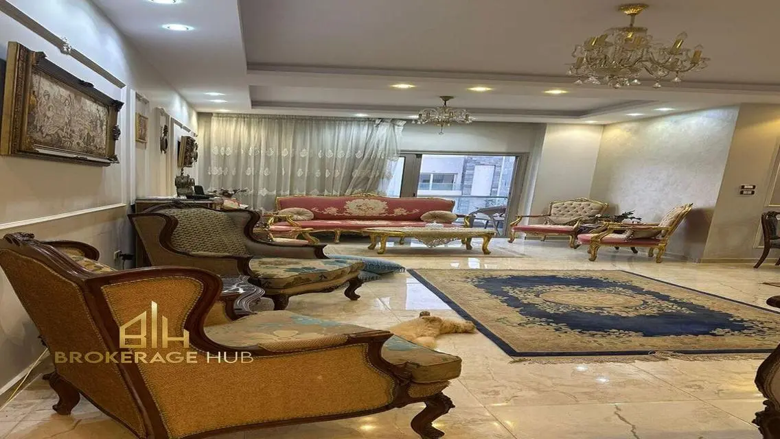 فيلا فاخرة للبيع بمساحة مريحة