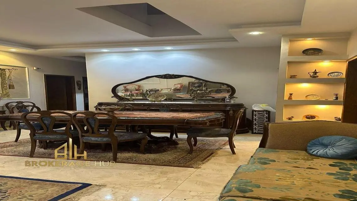 فيلا فاخرة للبيع بمساحة مريحة