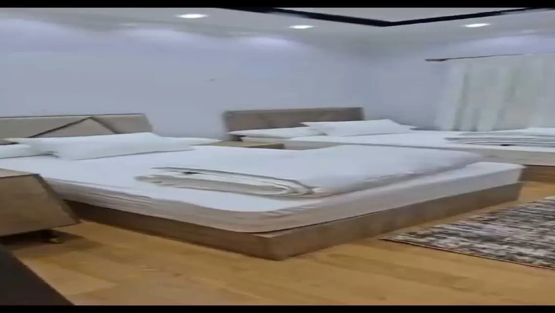 شقة مميزة 3 غرف نوم مع حديقة خاصة ومرافق متميزة