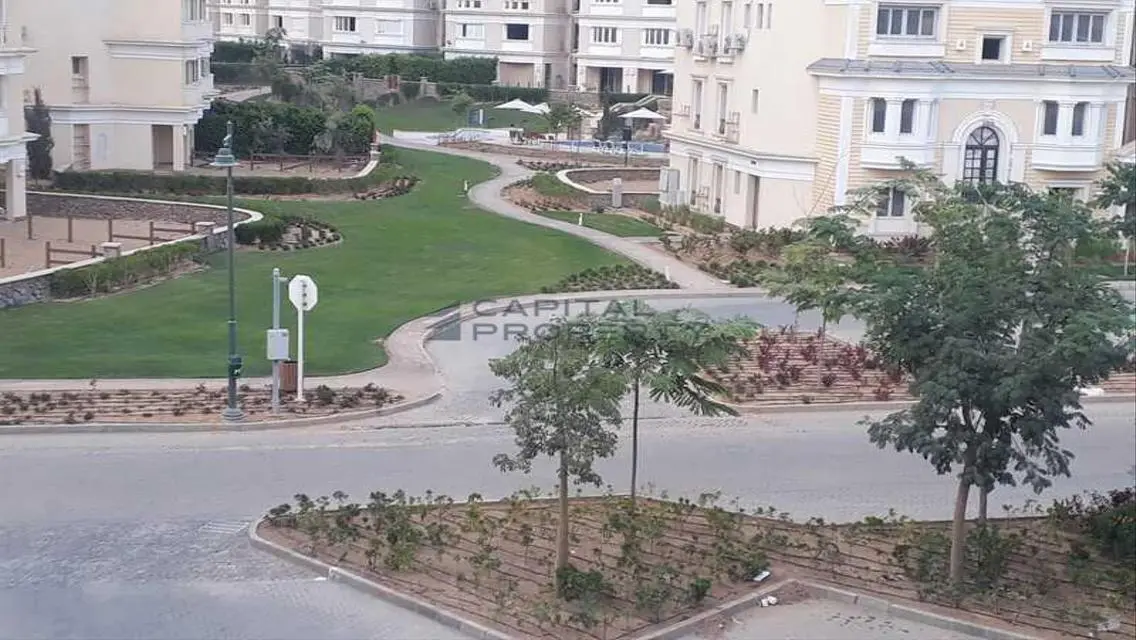 شقة فاخرة بمساحة 200 متر مع مسبح مشترك وحارس أمن