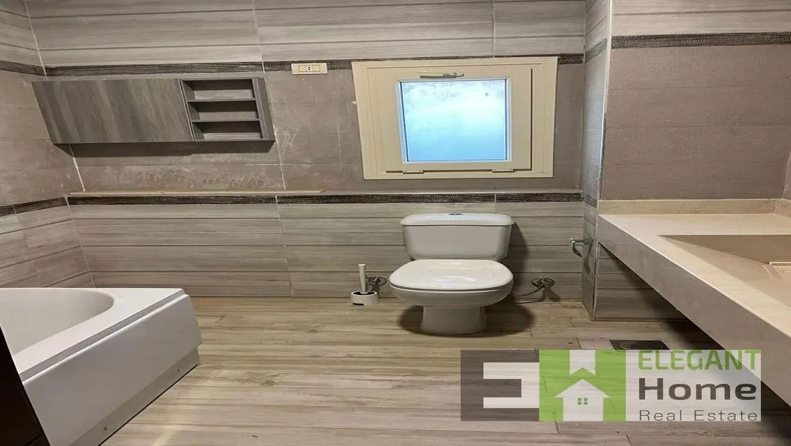 شقة مميزة 5 غرف للبيع بحي هادئ