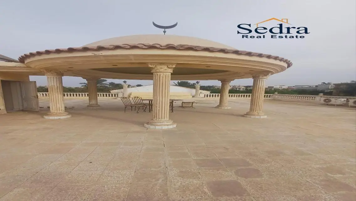 Luxurious Villa with Spacious Grounds and Private Garden