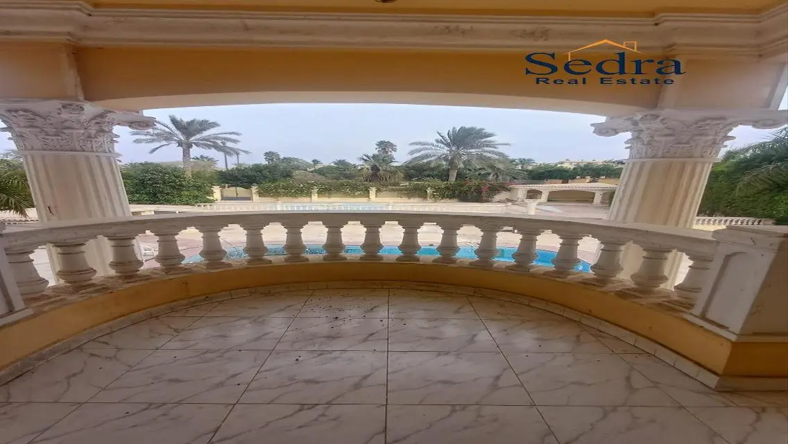 Luxurious Villa with Spacious Grounds and Private Garden