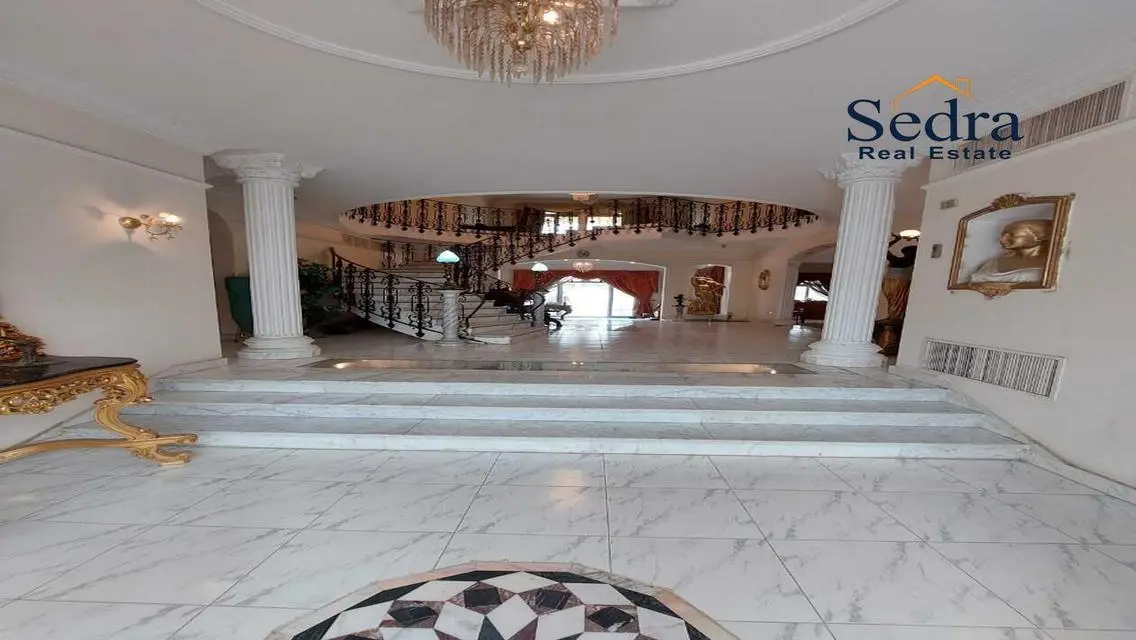 Luxurious Villa with Spacious Grounds and Private Garden