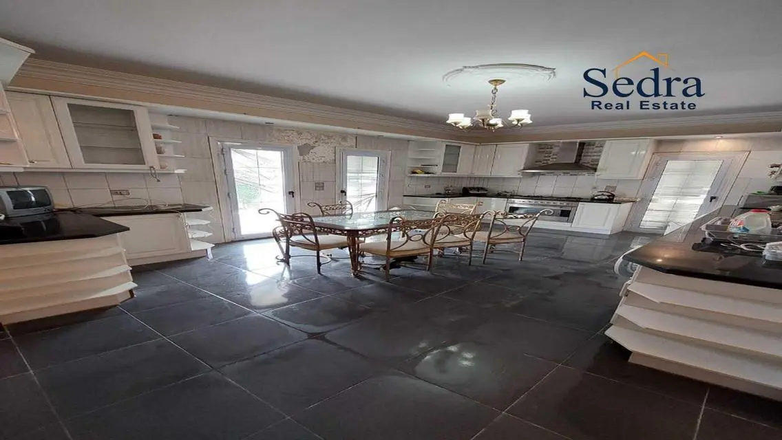 Luxurious Villa with Spacious Grounds and Private Garden