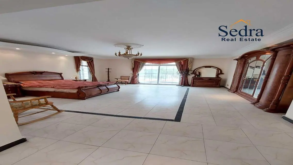 Luxurious Villa with Spacious Grounds and Private Garden
