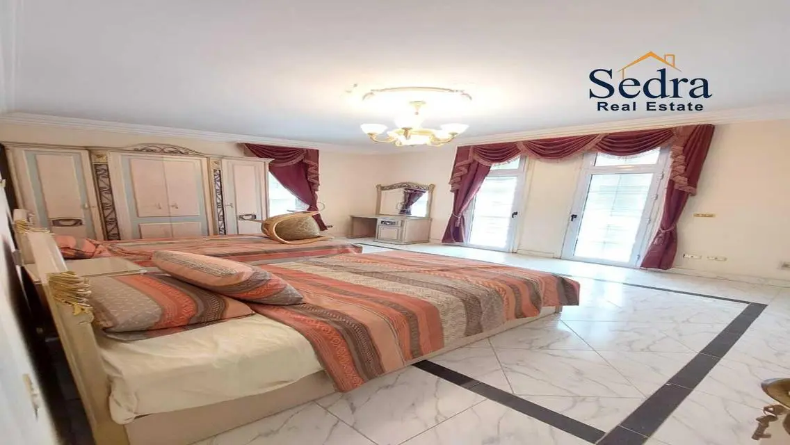 Luxurious Villa with Spacious Grounds and Private Garden