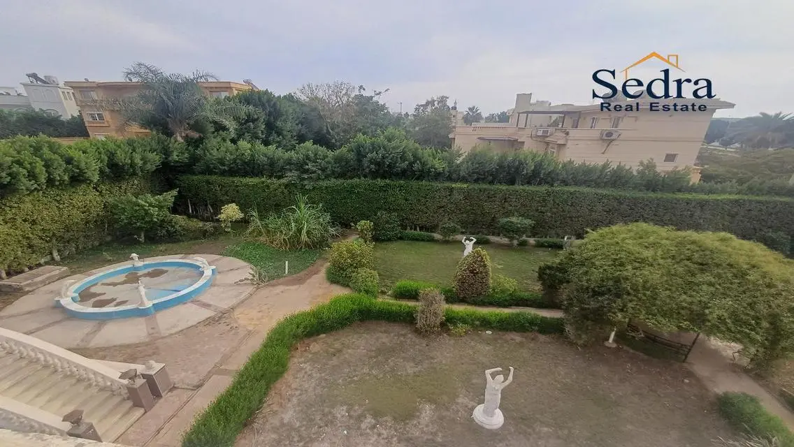 Luxurious Villa with Spacious Grounds and Private Garden