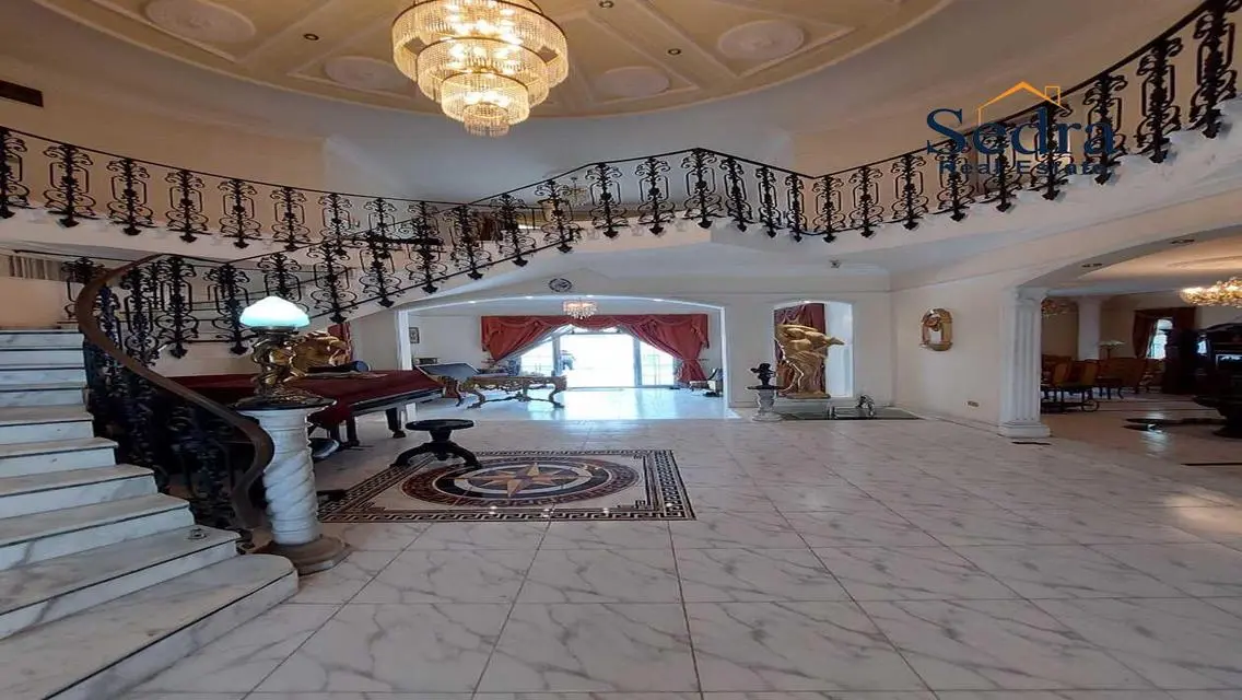 Luxurious Villa with Spacious Grounds and Private Garden