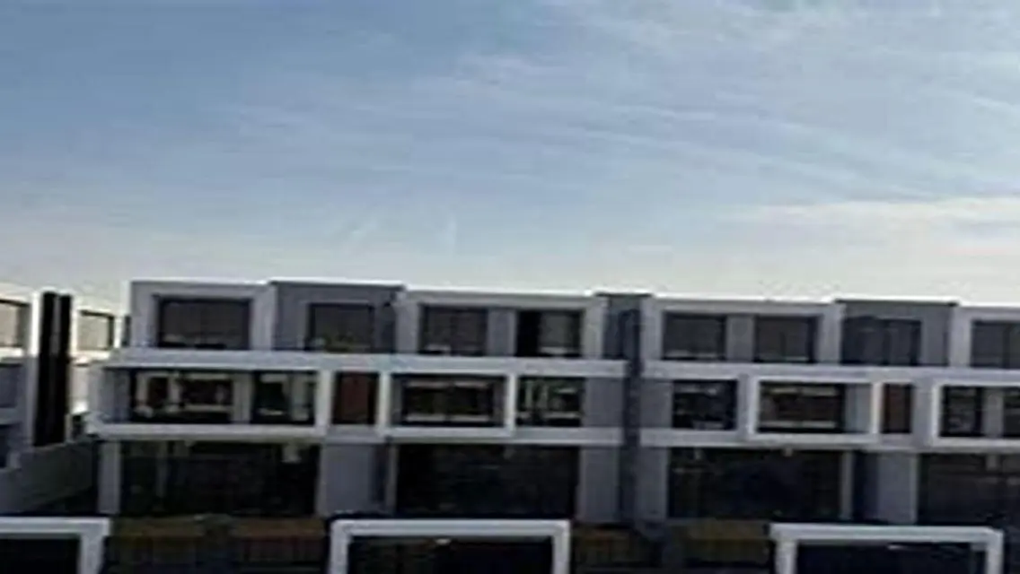 فيلا فاخرة للإيجار تطل على بحيرات