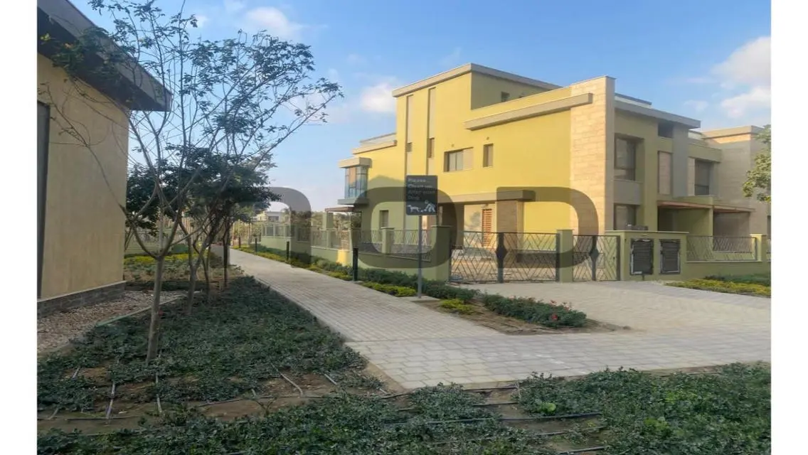 Luxurious Apartment in Downtown with Private Garden and Pool