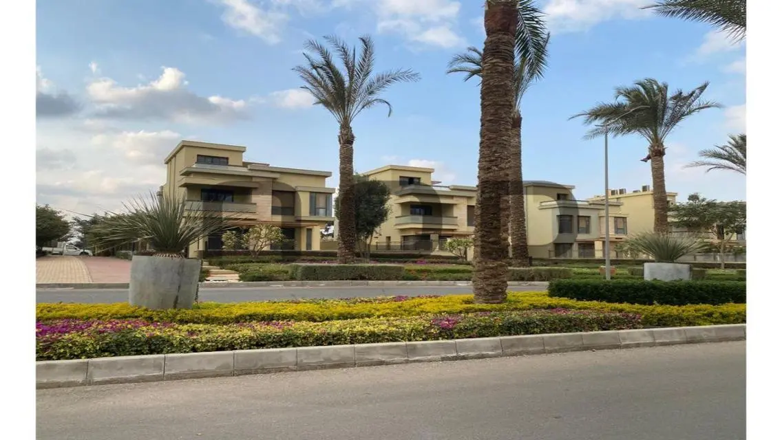 Luxurious Apartment in Downtown with Private Garden and Pool