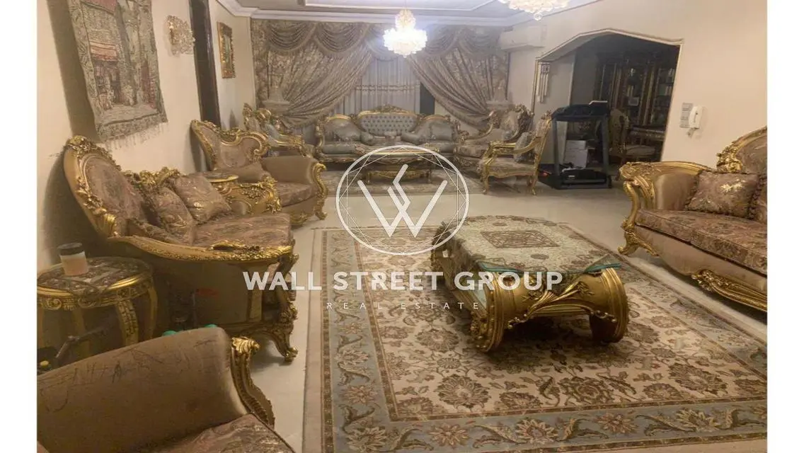 شقة فاخرة بمساحة 300 متر للبيع