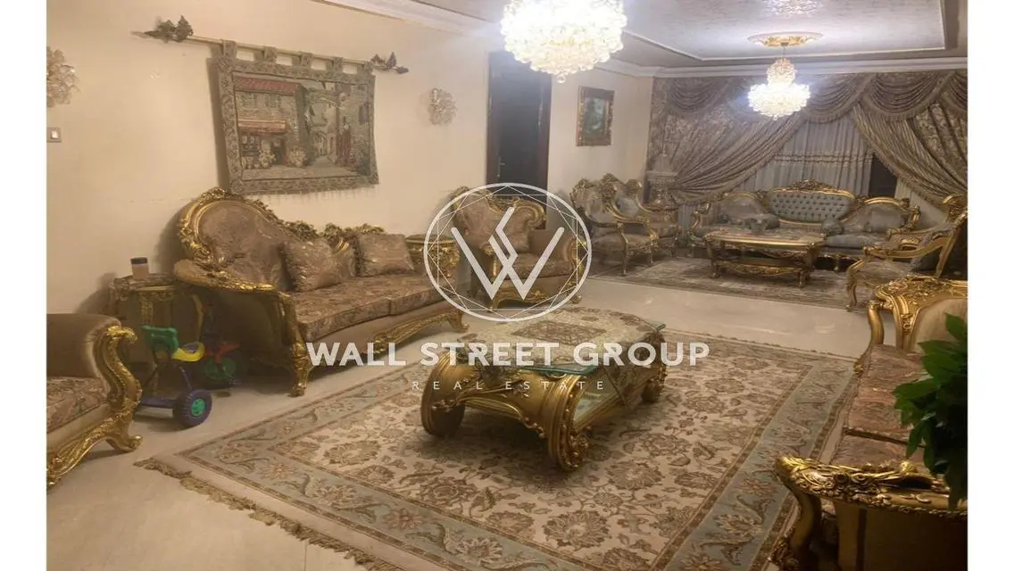 شقة فاخرة بمساحة 300 متر للبيع