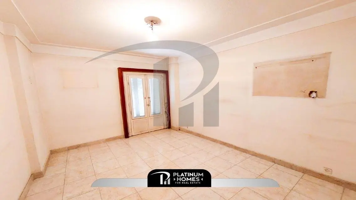 Stunning 250 sqm Apartment Overlooking the Lake