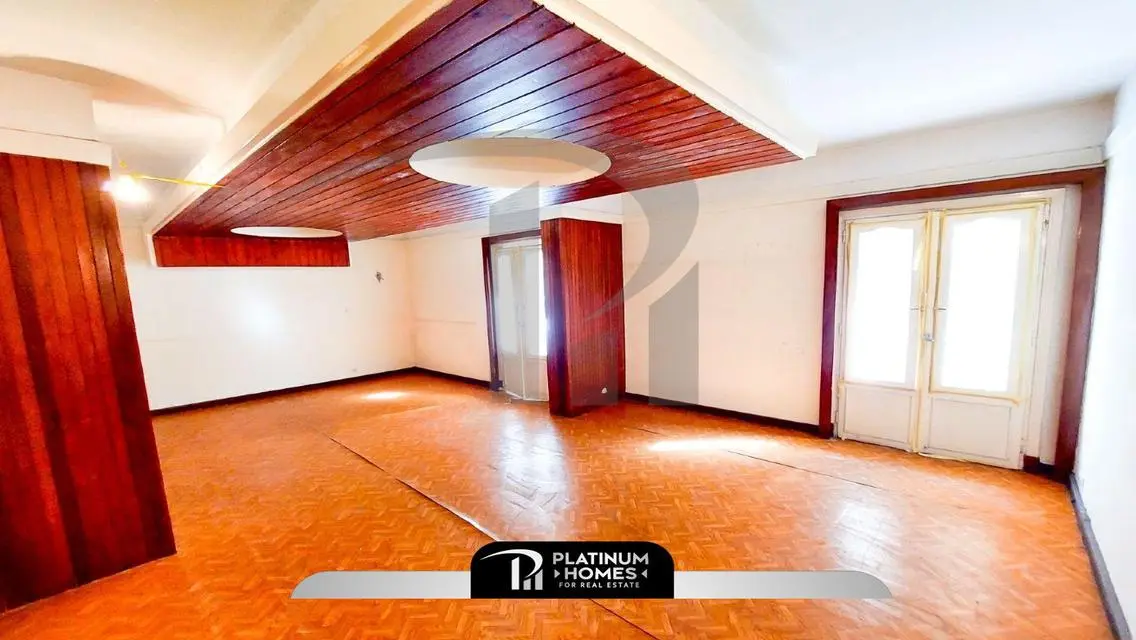 Stunning 250 sqm Apartment Overlooking the Lake