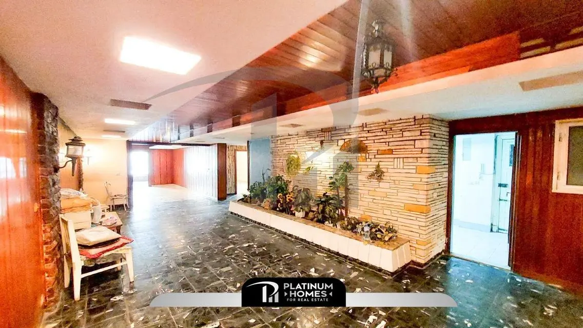 Stunning 250 sqm Apartment Overlooking the Lake