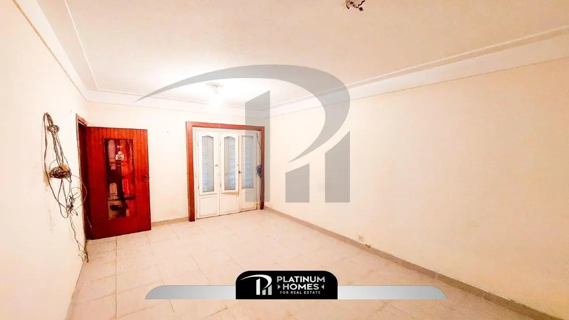 Stunning 250 sqm Apartment Overlooking the Lake