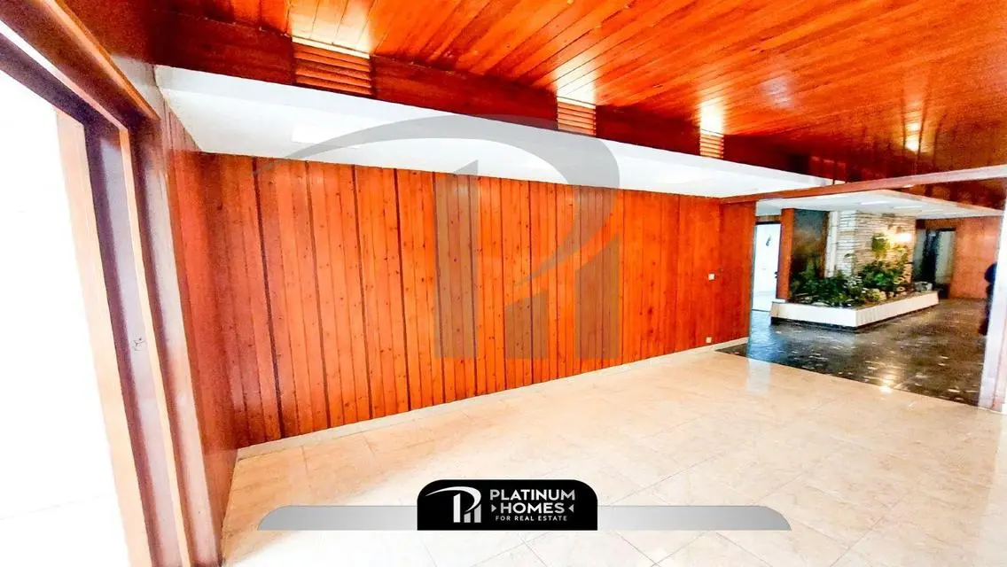 Stunning 250 sqm Apartment Overlooking the Lake