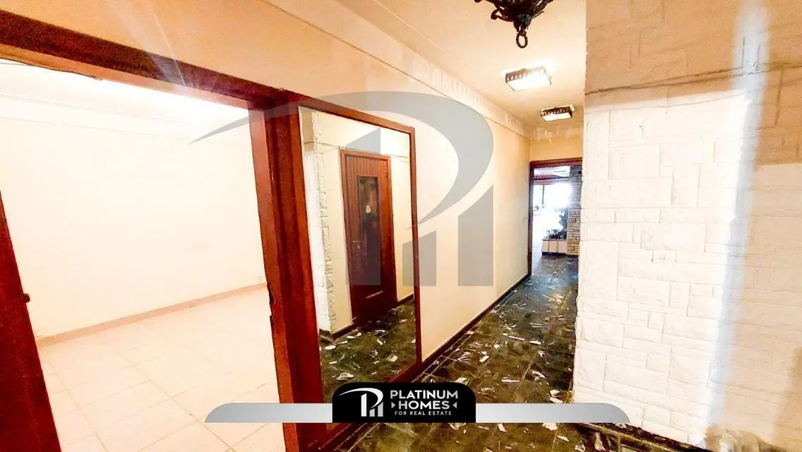 Stunning 250 sqm Apartment Overlooking the Lake