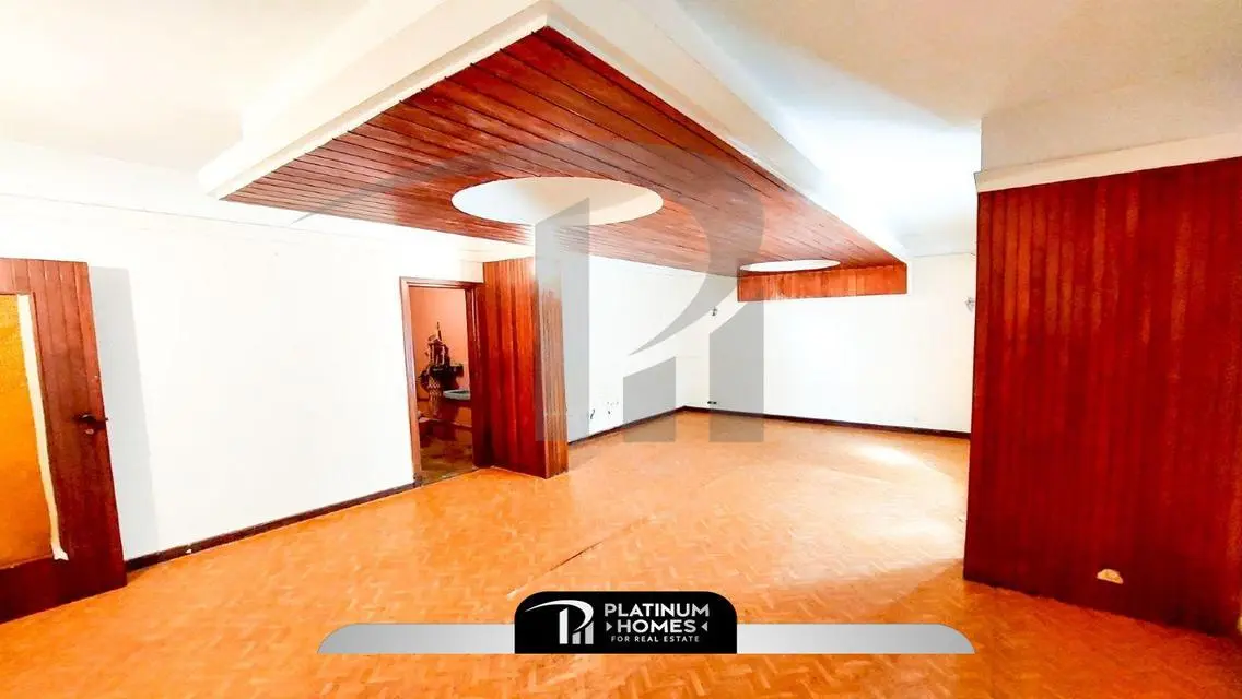 Stunning 250 sqm Apartment Overlooking the Lake