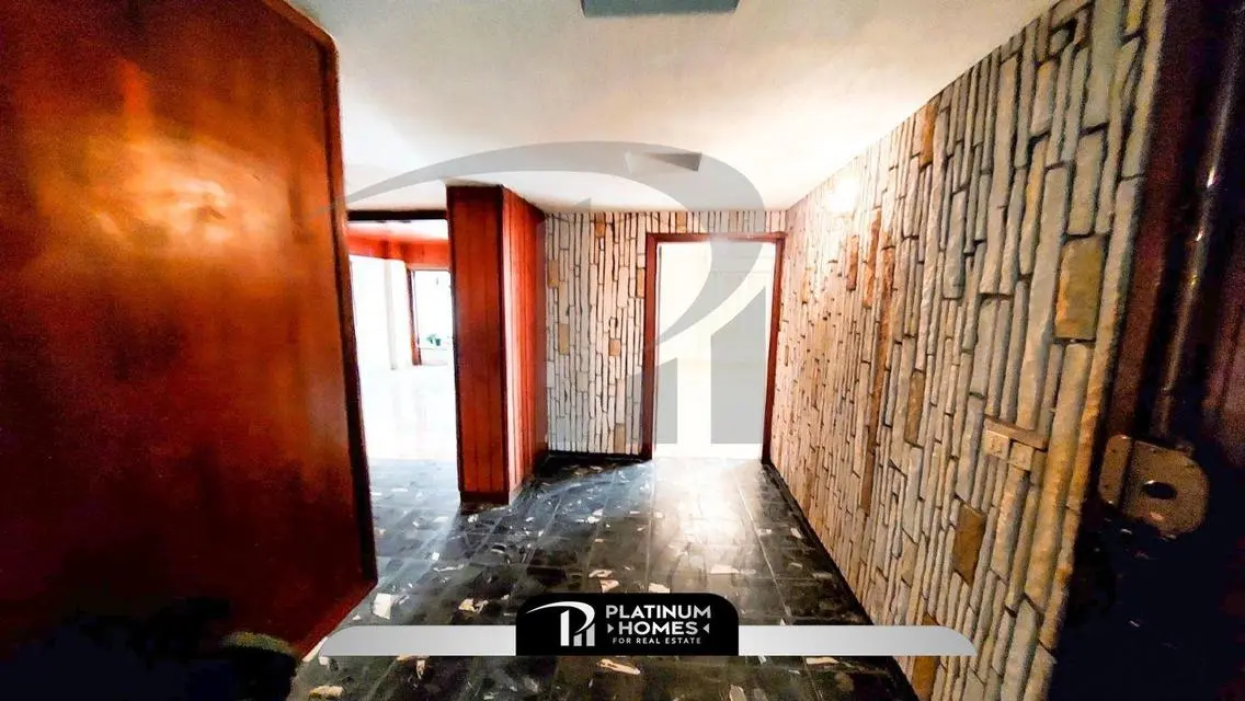 Stunning 250 sqm Apartment Overlooking the Lake