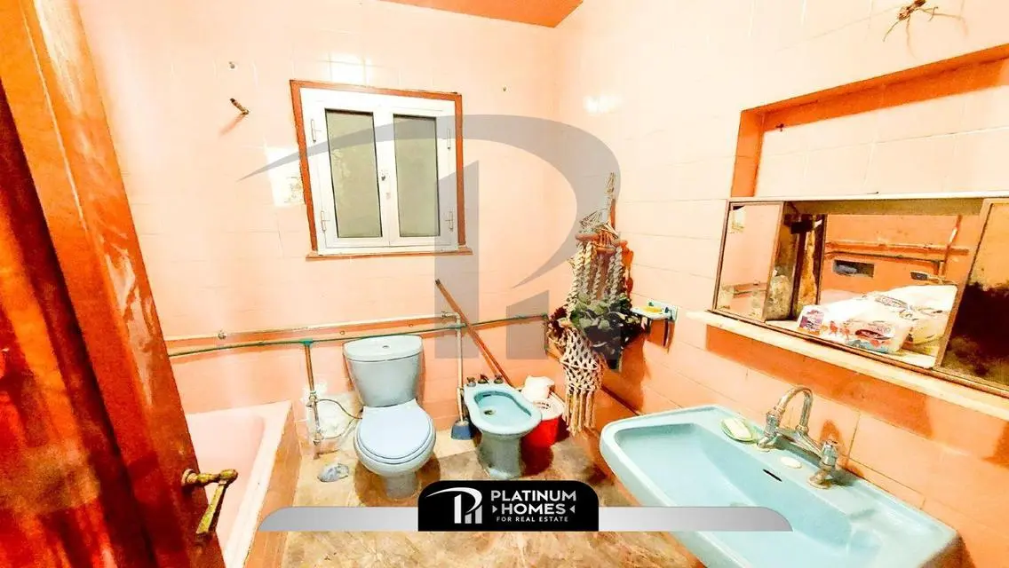 Stunning 250 sqm Apartment Overlooking the Lake