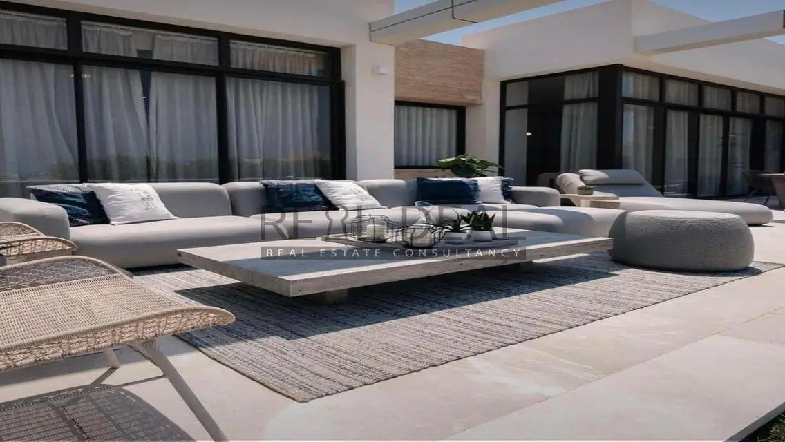 Luxury One-Story Villa at Swan Lake
