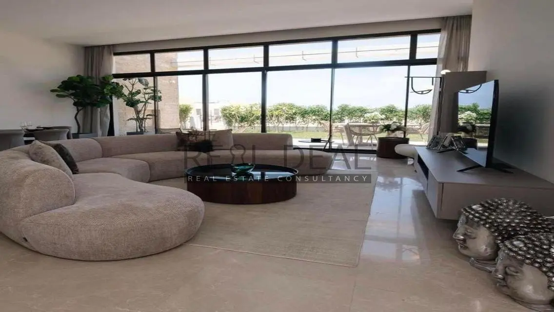 Luxury One-Story Villa at Swan Lake