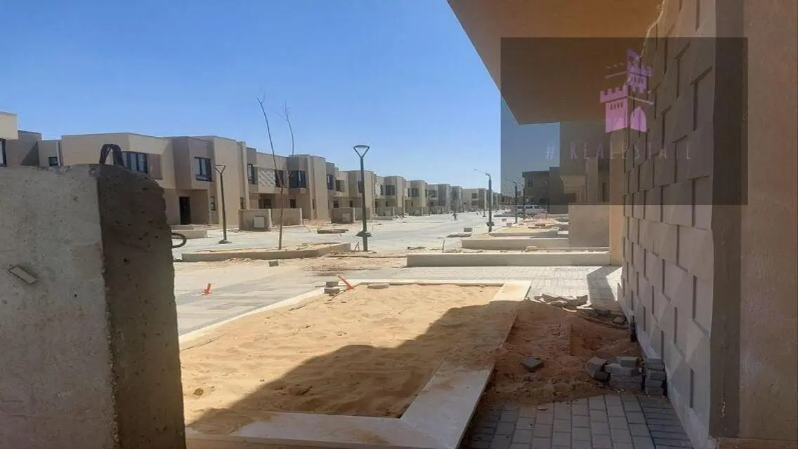 فيلا للبيع في بادية بالم هيلز بموقع متميز