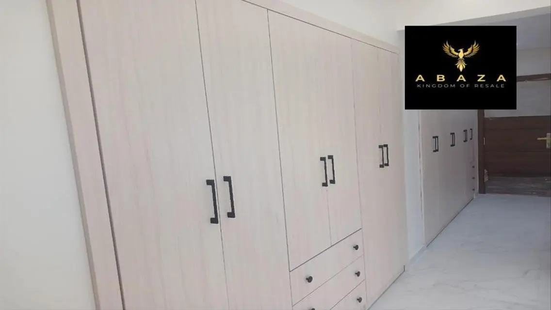 Luxurious 195 sqm Apartment with Security and Balcony
