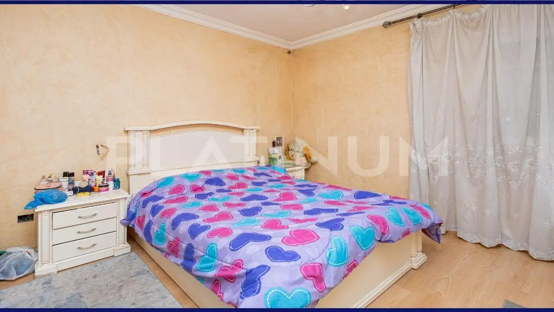 وحدة سكنية جديدة بمساحة واسعة مع شرفة رائعة