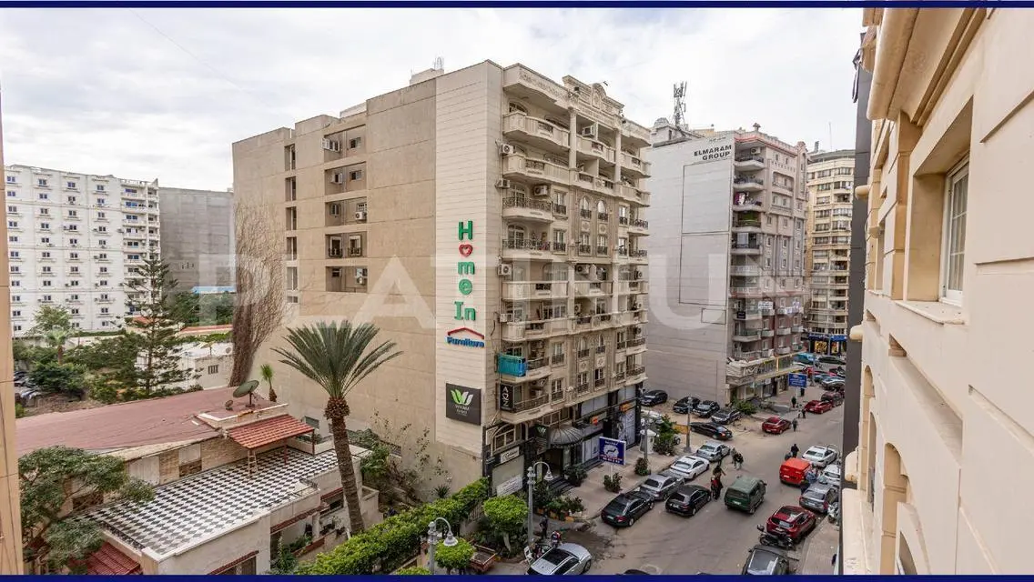 وحدة سكنية جديدة بمساحة واسعة مع شرفة رائعة