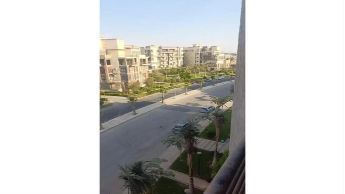شقة فاخرة مع شرفة وحارس أمن في قلب المدينة