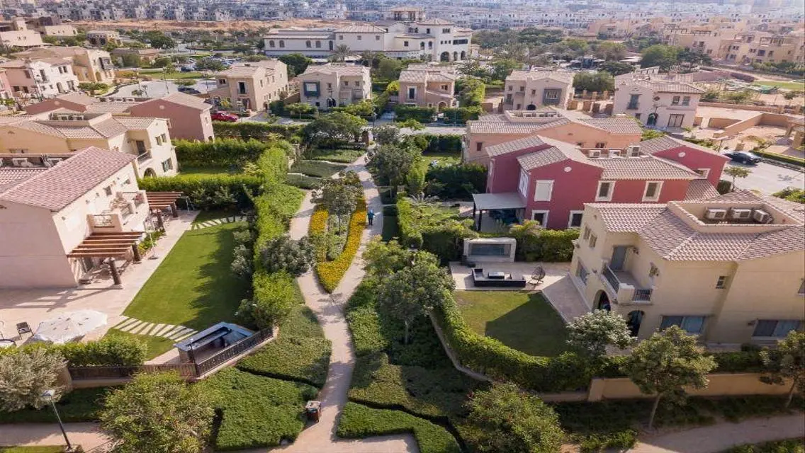 فيلا فاخرة للبيع بإطلالة ساحرة على البحيرة