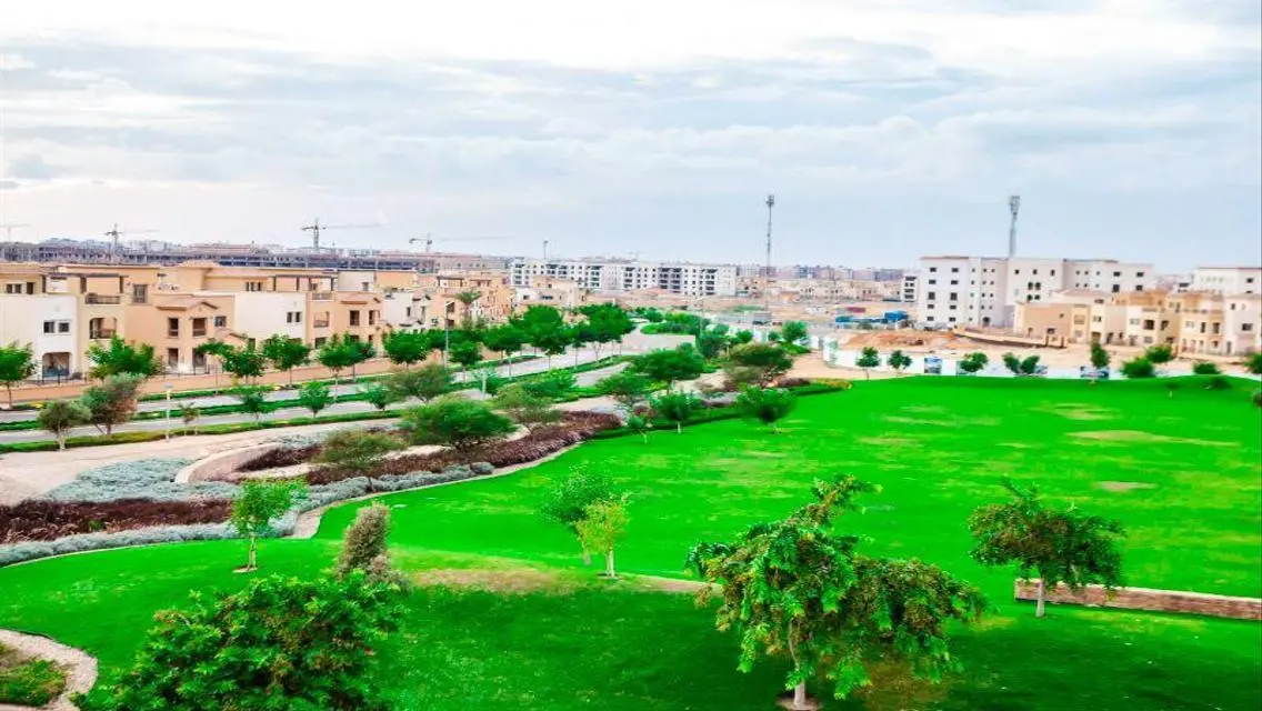 فيلا فاخرة للبيع بإطلالة ساحرة على البحيرة