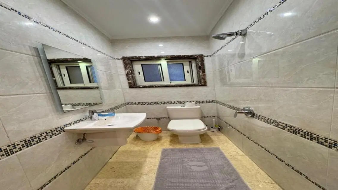 شقة مميزة بحارس أمن وإطلالة على معلم رئيسي