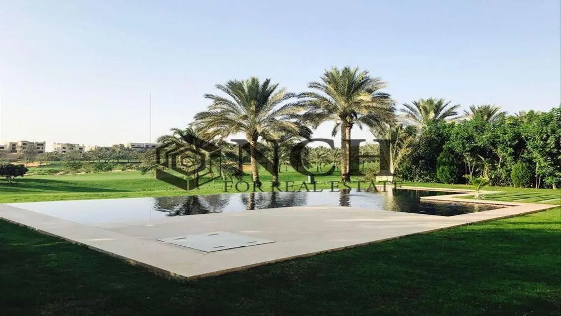 منزل فاخر للبيع مع مسبح خاص وحديقة خاصة