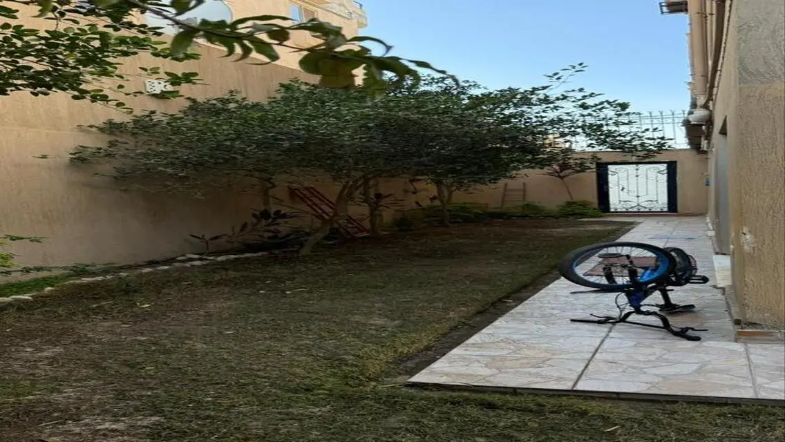 فيلا فاخرة بمساحة واسعة وإطلالات رائعة