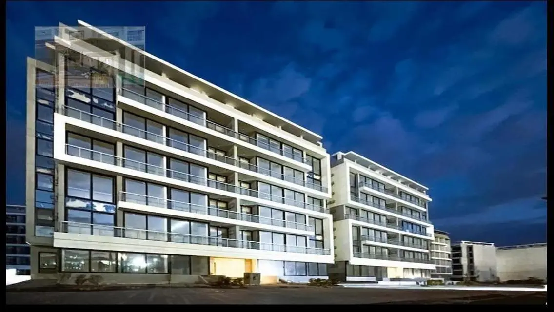 Luxury Apartment with Lake View
